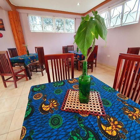 Annas Bed And Breakfast Entebbe Ngoại thất bức ảnh