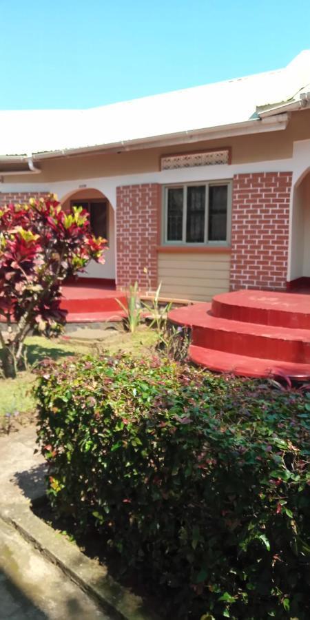 Annas Bed And Breakfast Entebbe Ngoại thất bức ảnh