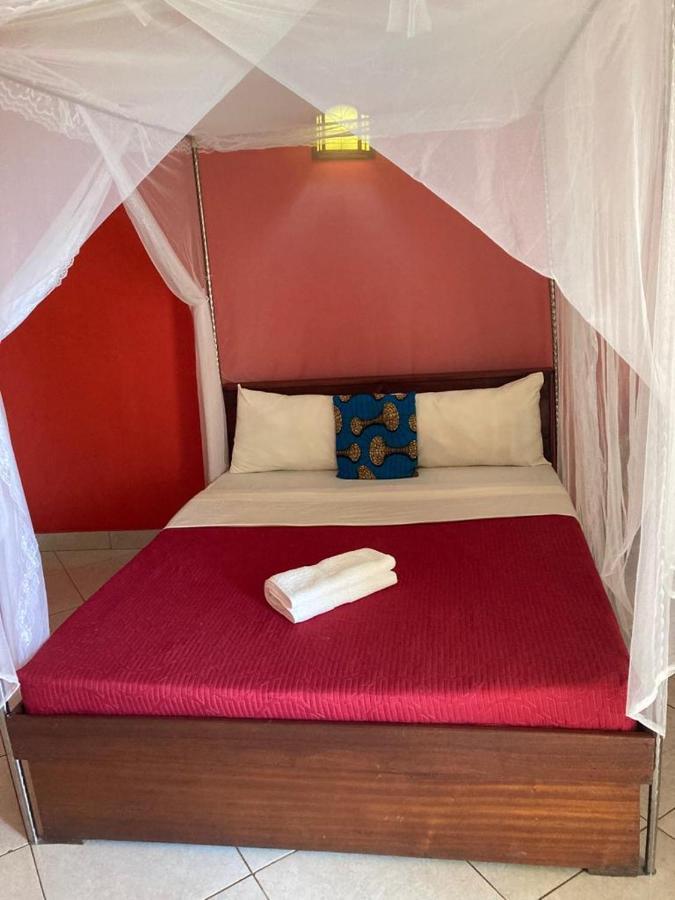 Annas Bed And Breakfast Entebbe Ngoại thất bức ảnh