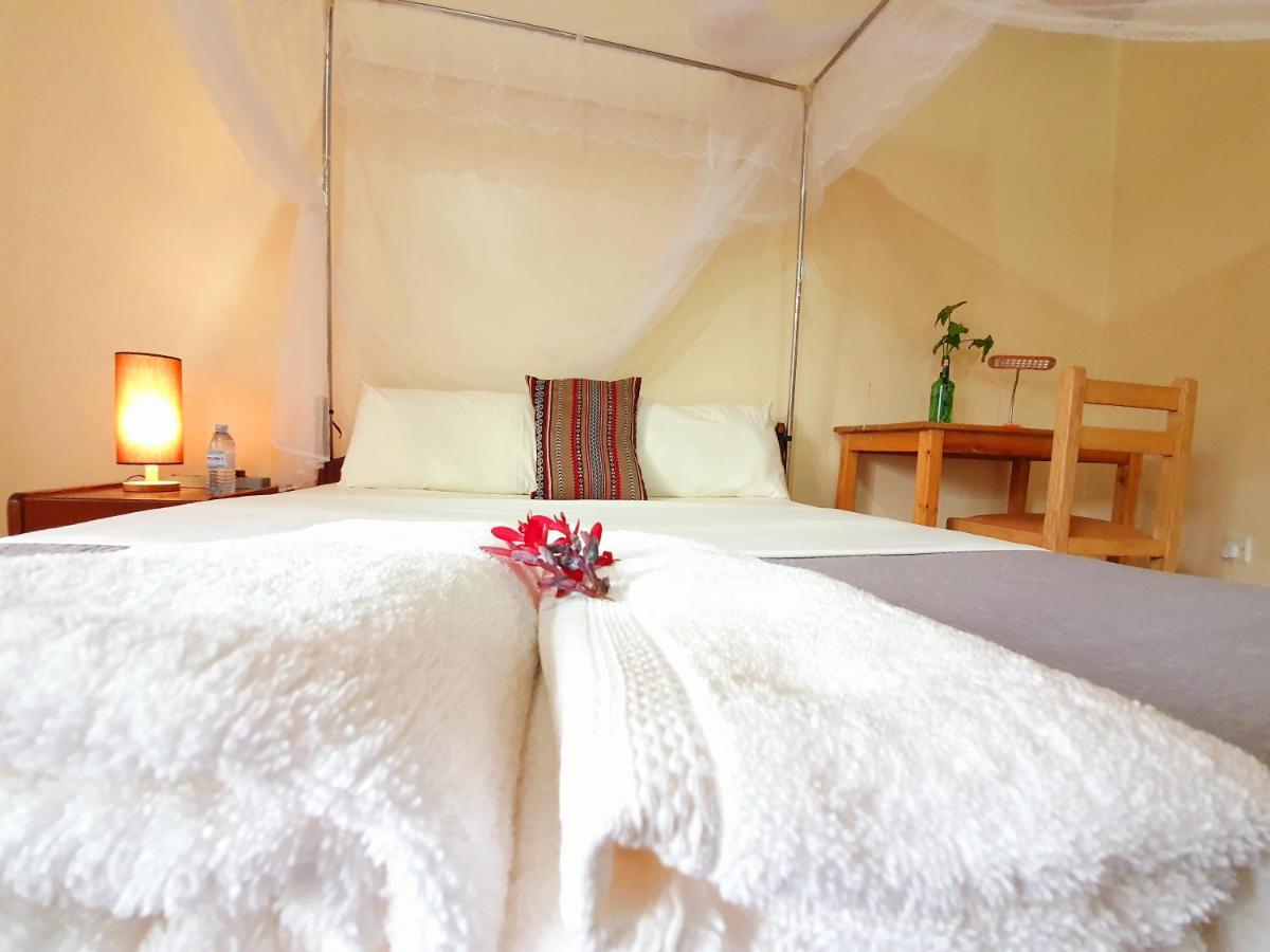 Annas Bed And Breakfast Entebbe Ngoại thất bức ảnh