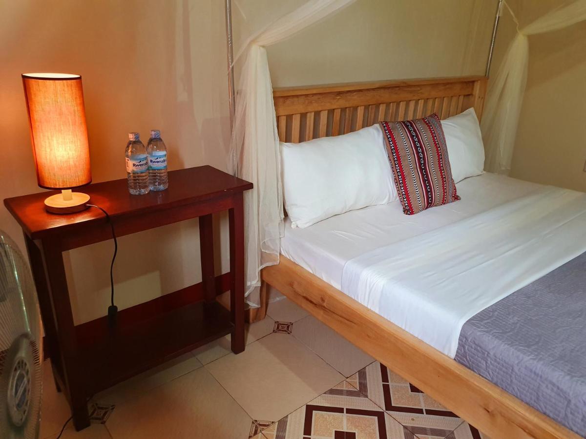 Annas Bed And Breakfast Entebbe Ngoại thất bức ảnh