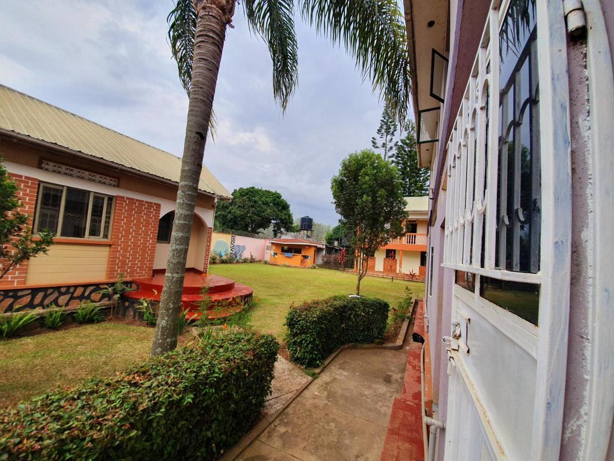 Annas Bed And Breakfast Entebbe Ngoại thất bức ảnh