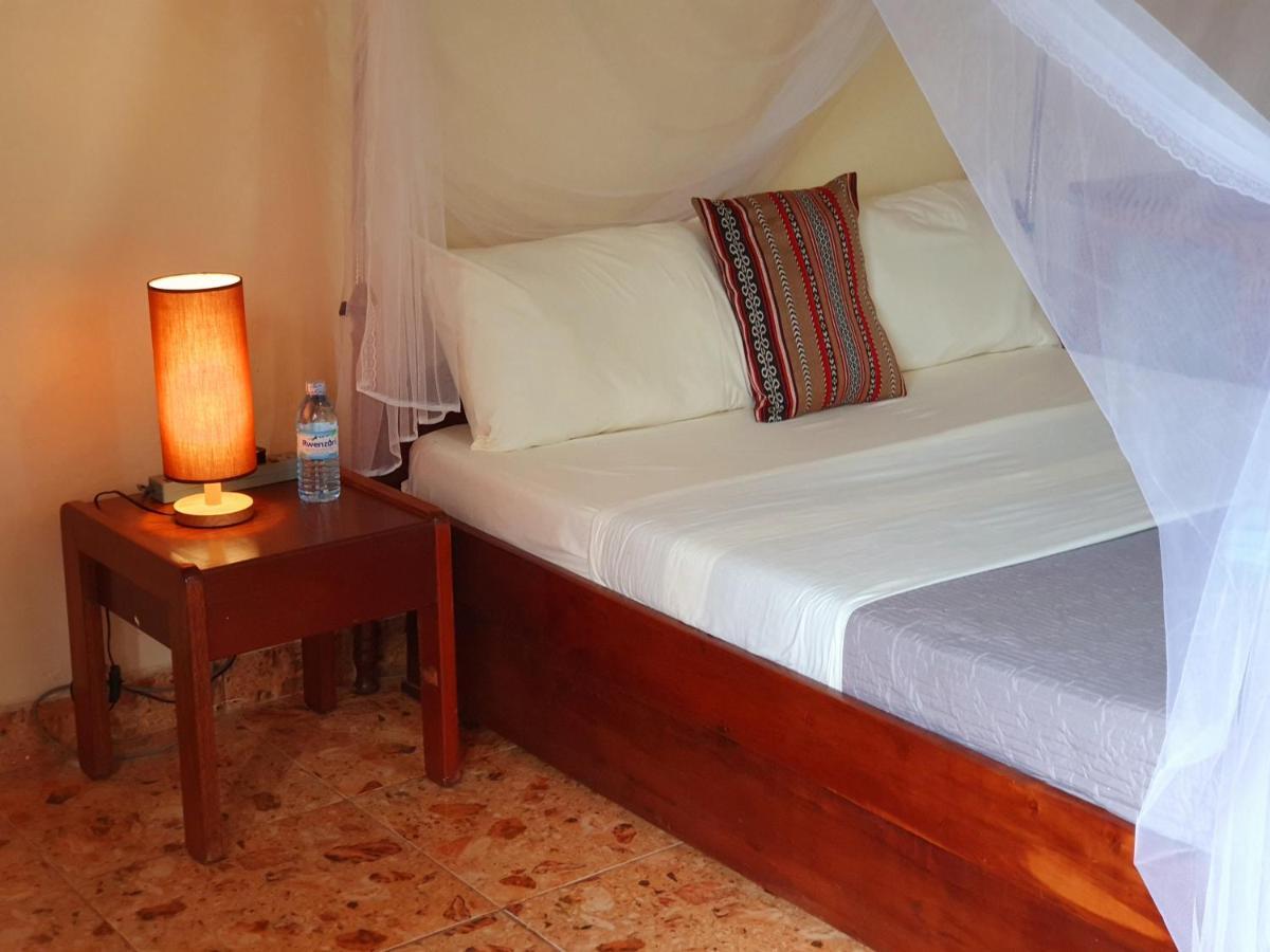 Annas Bed And Breakfast Entebbe Ngoại thất bức ảnh