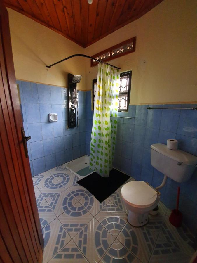 Annas Bed And Breakfast Entebbe Ngoại thất bức ảnh