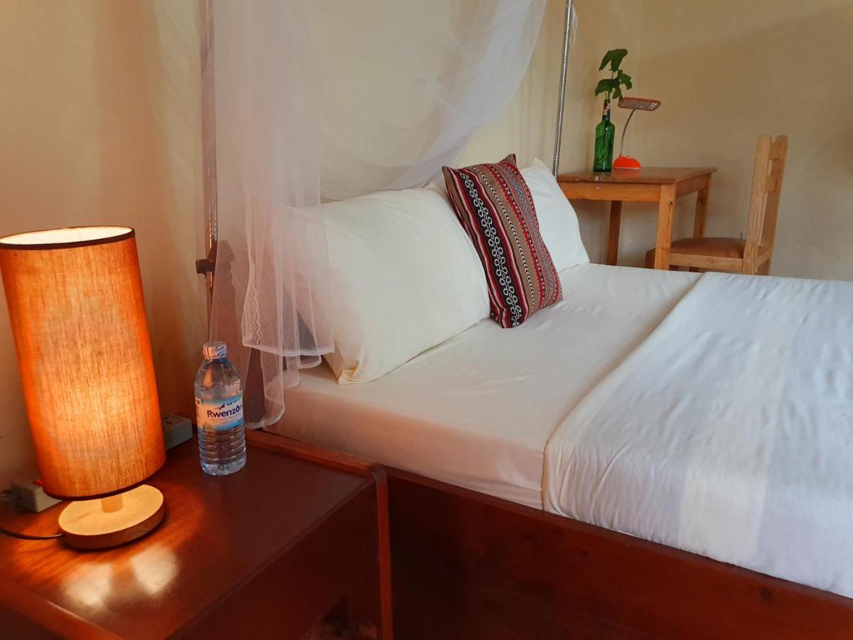 Annas Bed And Breakfast Entebbe Ngoại thất bức ảnh
