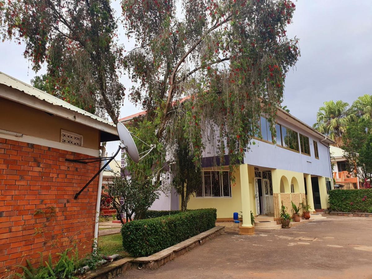 Annas Bed And Breakfast Entebbe Ngoại thất bức ảnh