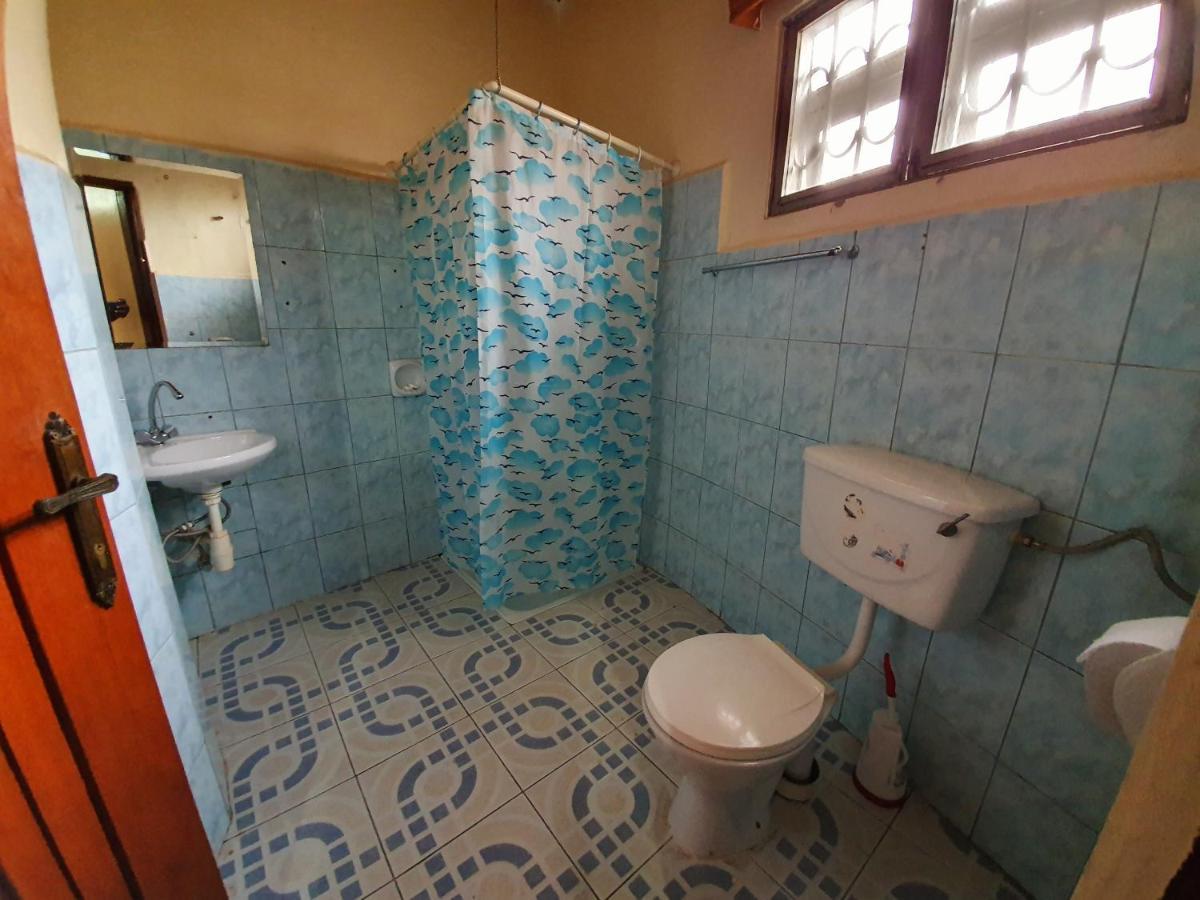 Annas Bed And Breakfast Entebbe Ngoại thất bức ảnh