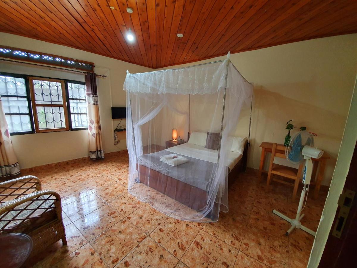 Annas Bed And Breakfast Entebbe Ngoại thất bức ảnh