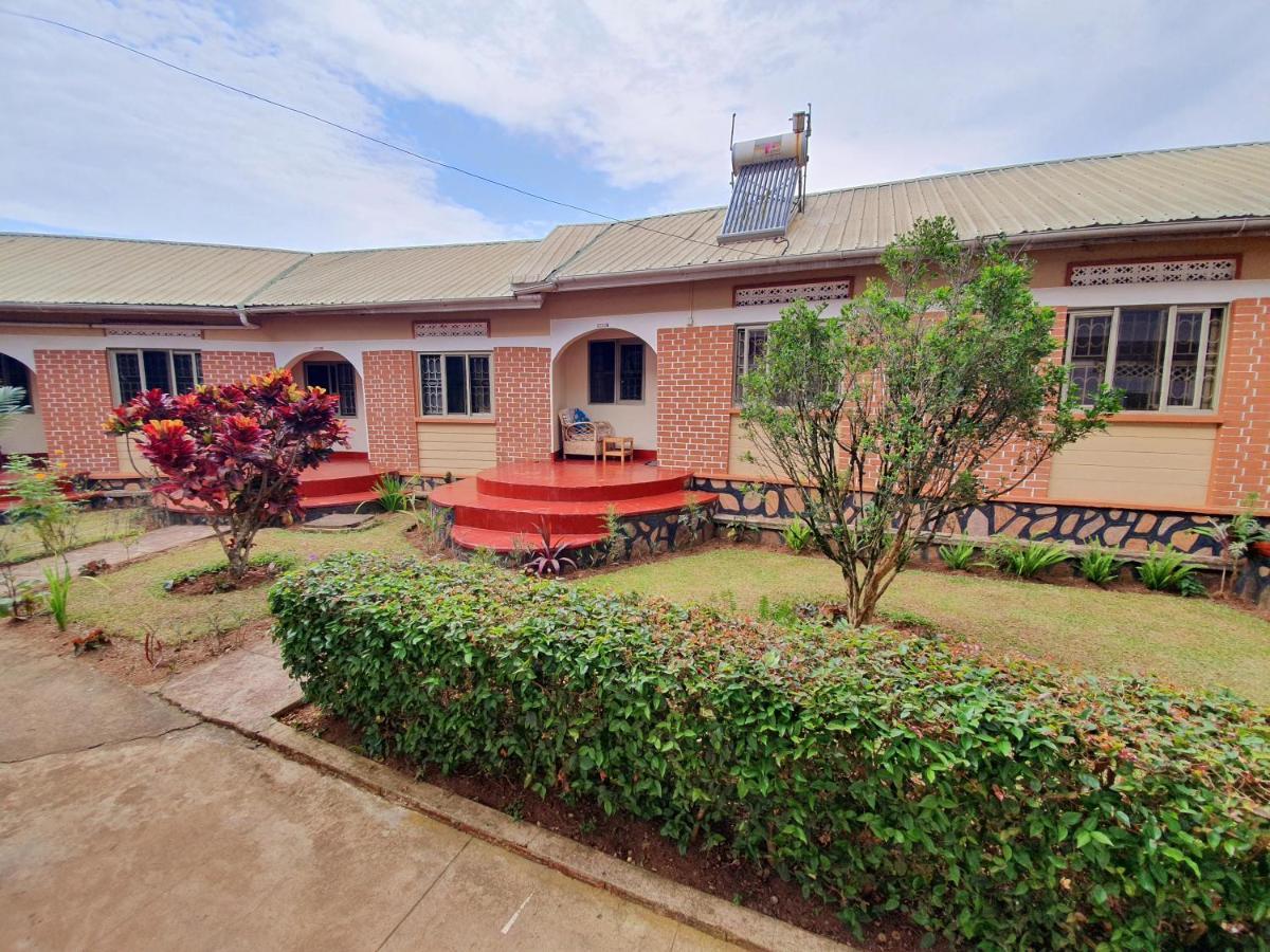 Annas Bed And Breakfast Entebbe Ngoại thất bức ảnh